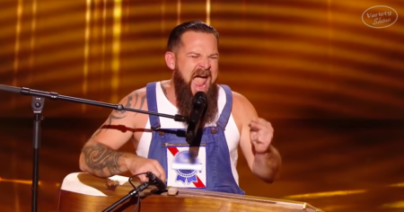 They Chuckled And Called Him A &ldquo;Hillbilly&rdquo; &ndash; Seconds Later, His Pink Floyd Cover Rocks The House