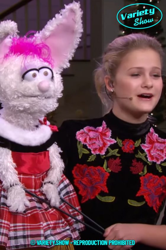 Darci Lynne wows crowd with ‘Jingle Bells’ ventriloquist act Variety Show