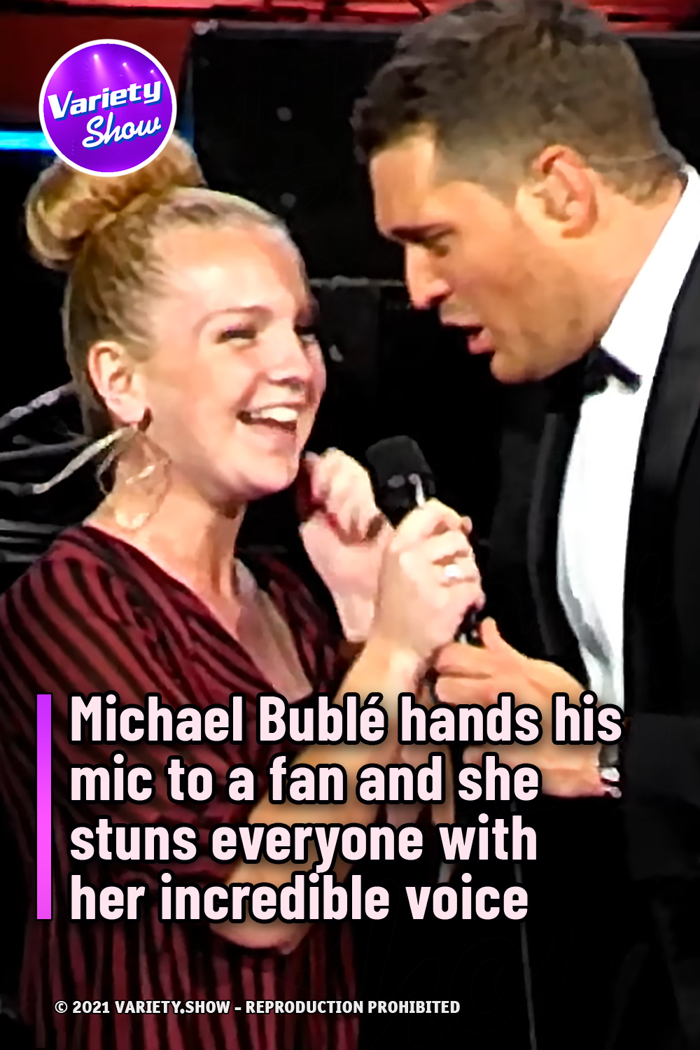 Michael Bublé hands his mic to a fan and she stuns everyone with her incredible voice