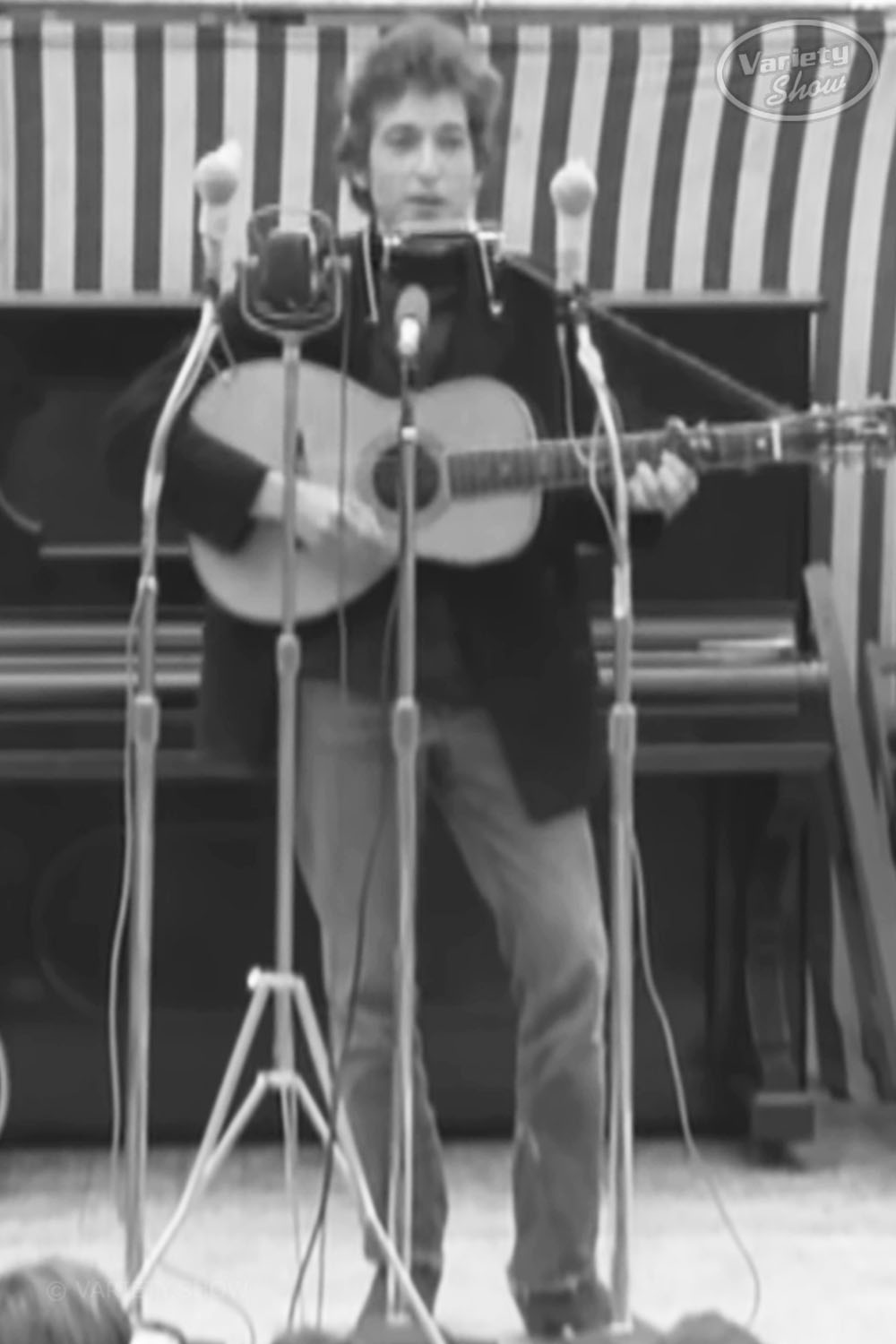 Bob Dylan’s iconic 1964 show of “Mr. Tambourine Man” Variety Show